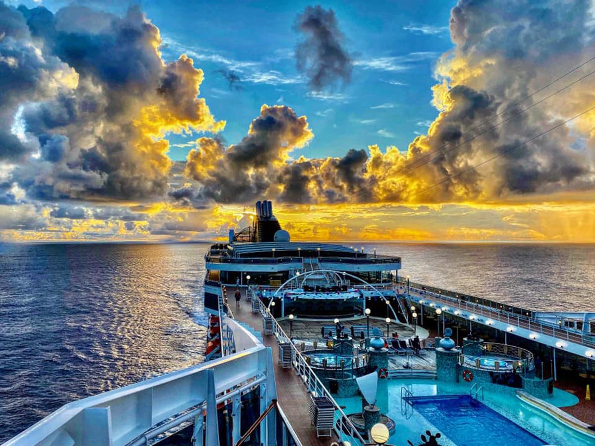 180-дневное кругосветное путешествие продолжается: Фарид Новрузи побывал в деревне хоббитов и не только (ФОТО)