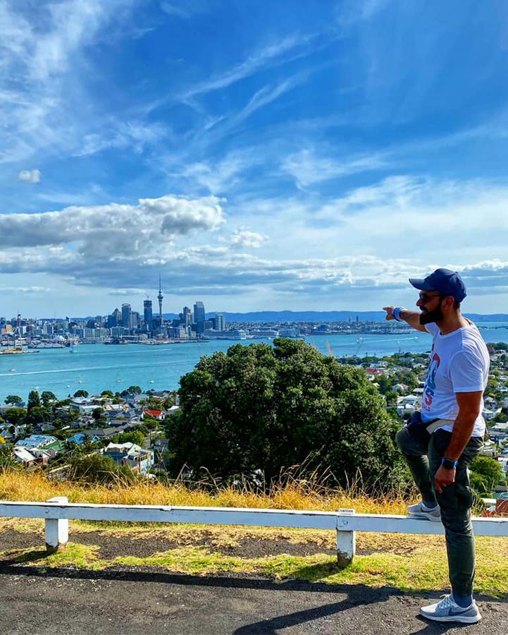 180-дневное кругосветное путешествие продолжается: Фарид Новрузи побывал в деревне хоббитов и не только (ФОТО)