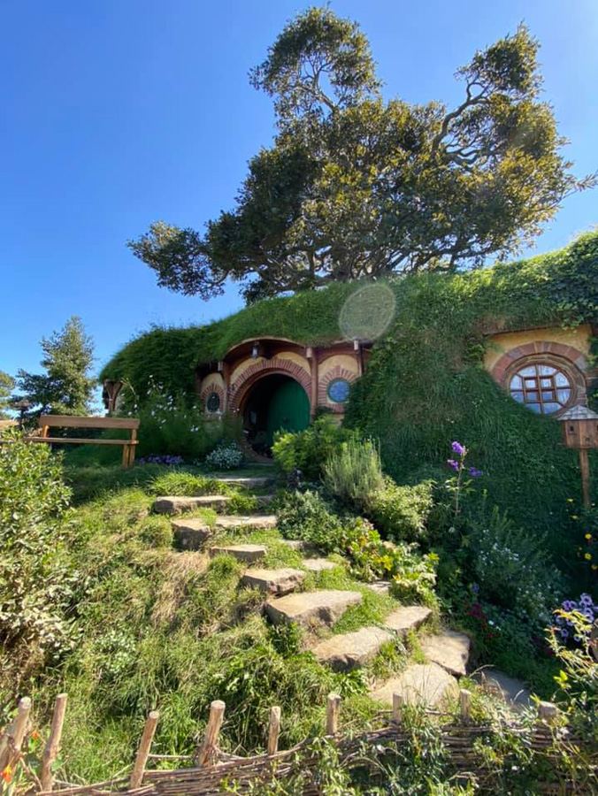 180-дневное кругосветное путешествие продолжается: Фарид Новрузи побывал в деревне хоббитов и не только (ФОТО)