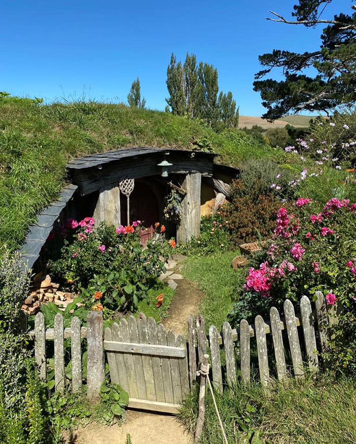 180-дневное кругосветное путешествие продолжается: Фарид Новрузи побывал в деревне хоббитов и не только (ФОТО)