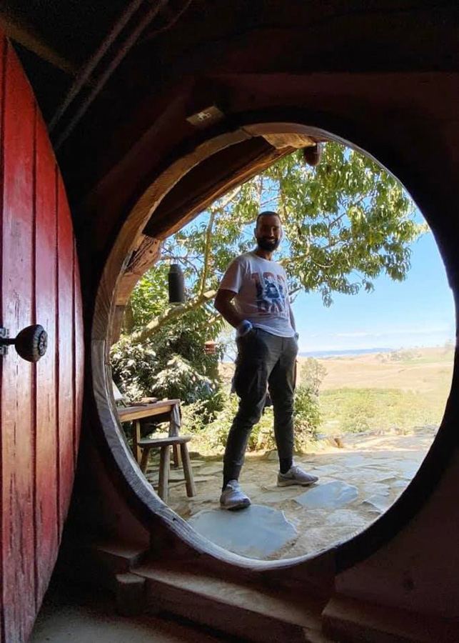 180-дневное кругосветное путешествие продолжается: Фарид Новрузи побывал в деревне хоббитов и не только (ФОТО)