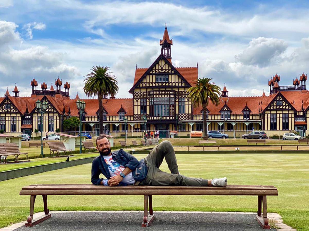 180-дневное кругосветное путешествие продолжается: Фарид Новрузи побывал в деревне хоббитов и не только (ФОТО)