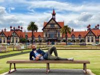 180-дневное кругосветное путешествие продолжается: Фарид Новрузи побывал в деревне хоббитов и не только (ФОТО)