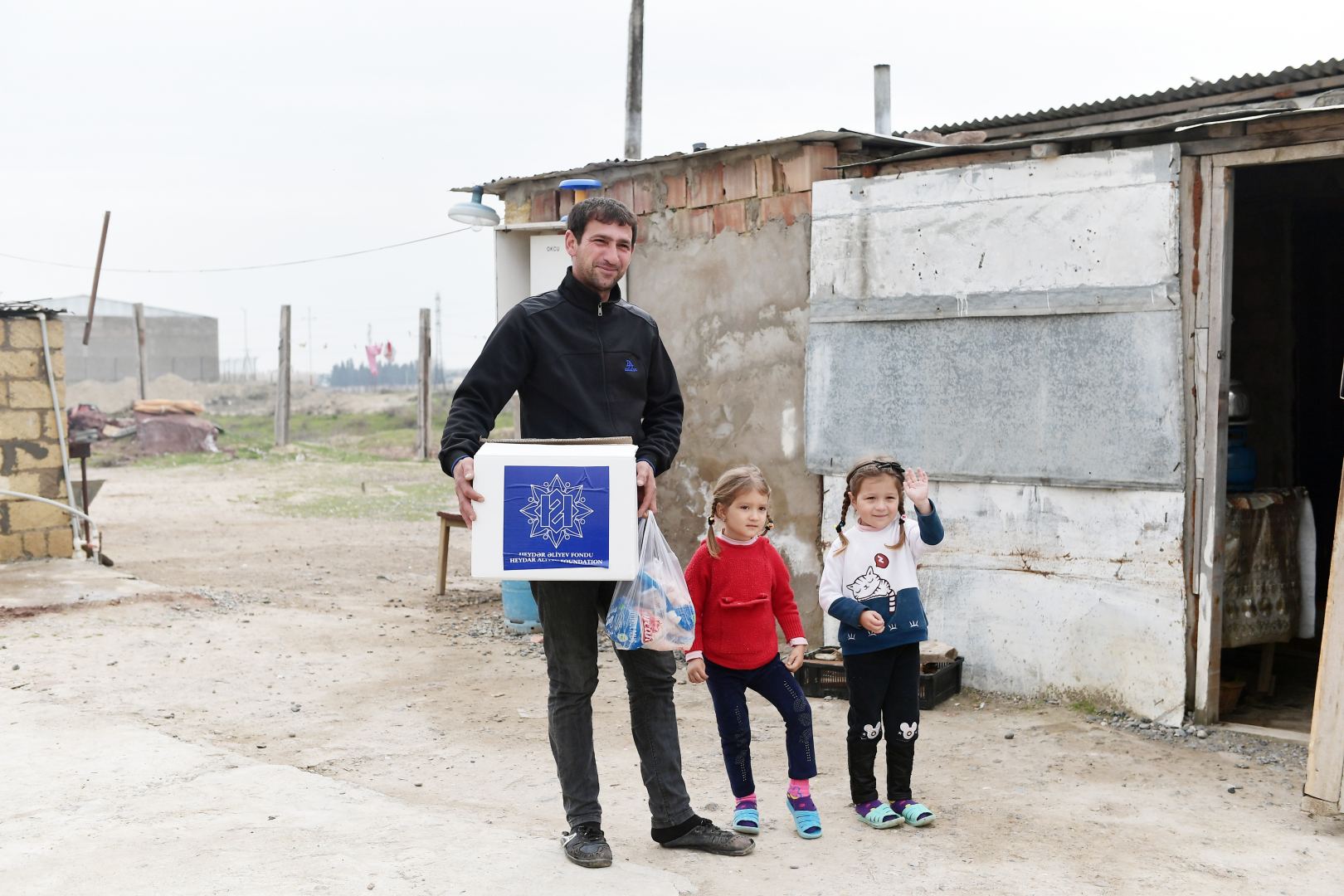 Фонд Гейдара Алиева раздал малообеспеченным семьям подарки по случаю праздника Новруз (ФОТО)