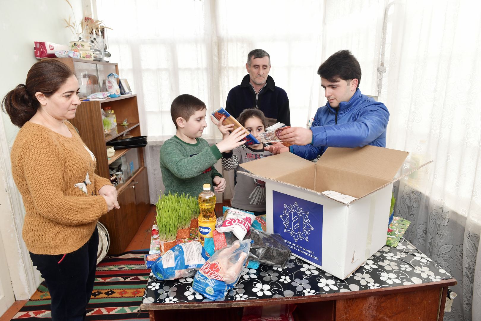 Фонд Гейдара Алиева раздал малообеспеченным семьям подарки по случаю праздника Новруз (ФОТО)