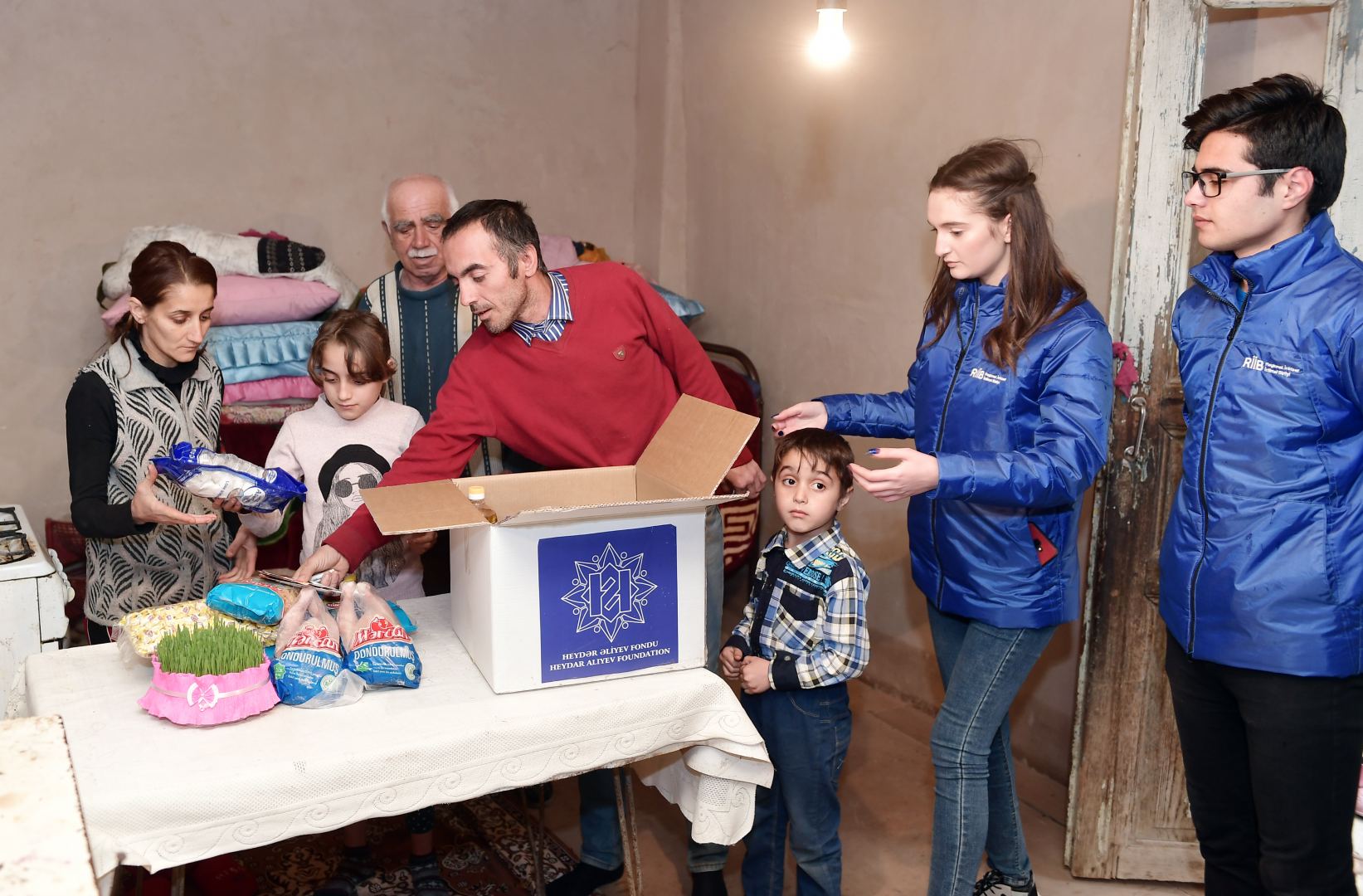 Фонд Гейдара Алиева раздал малообеспеченным семьям подарки по случаю праздника Новруз (ФОТО)