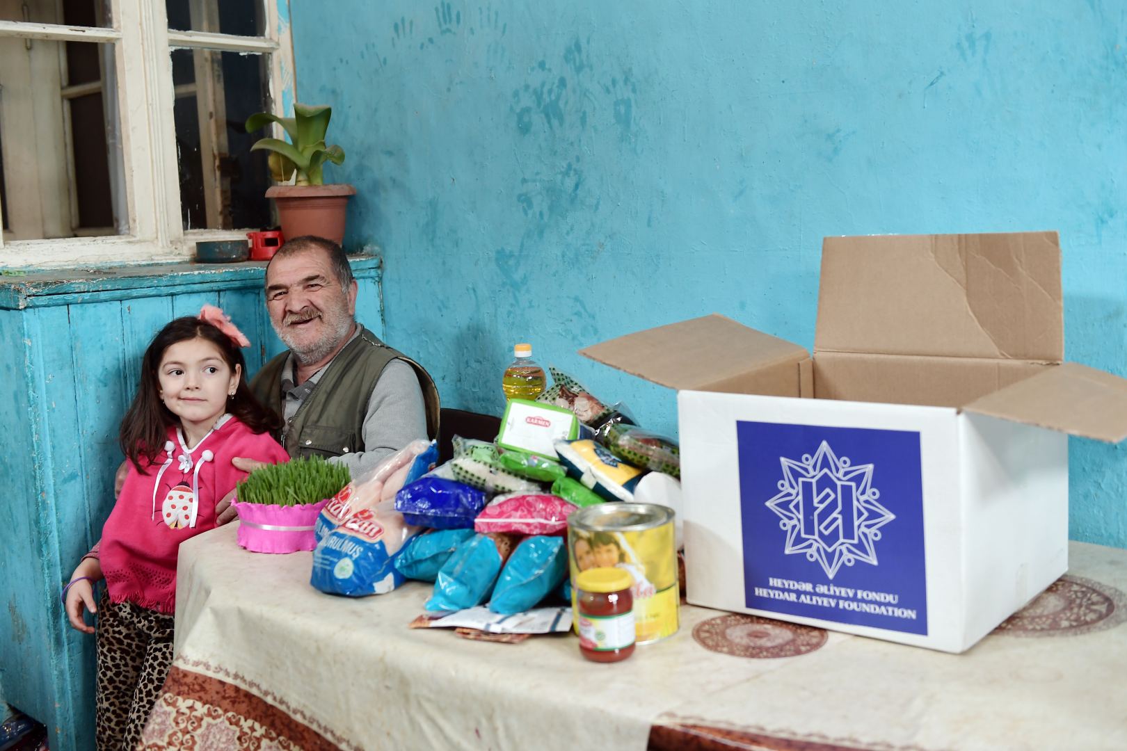 Фонд Гейдара Алиева раздал малообеспеченным семьям подарки по случаю праздника Новруз (ФОТО)