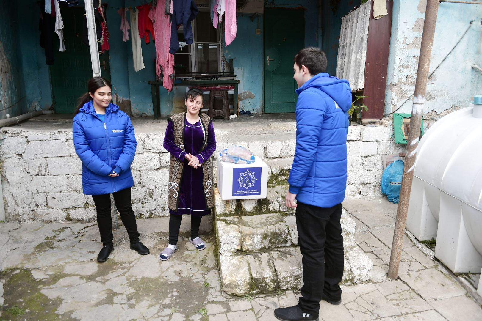 Фонд Гейдара Алиева раздал малообеспеченным семьям подарки по случаю праздника Новруз (ФОТО)