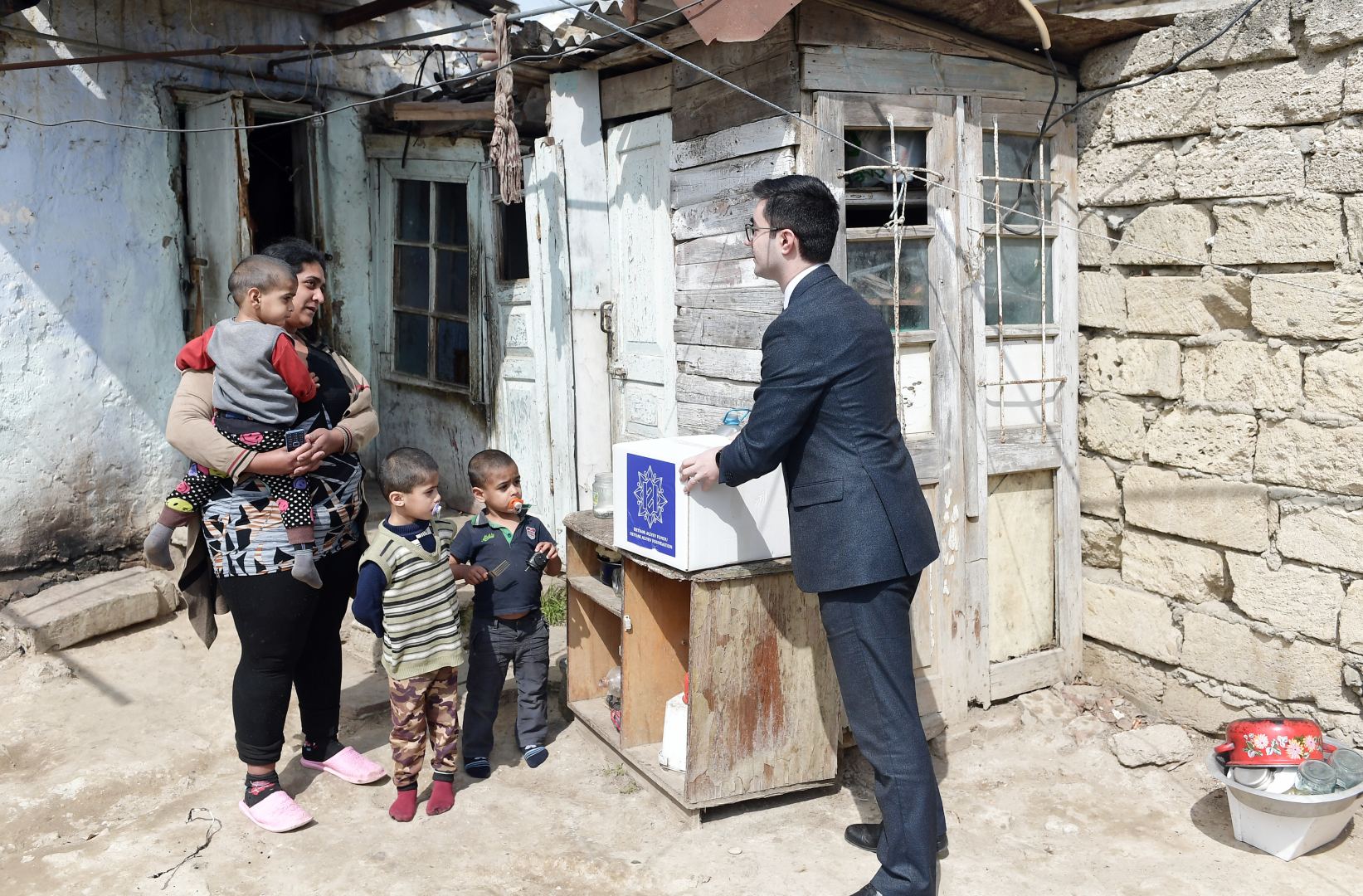 Фонд Гейдара Алиева раздал малообеспеченным семьям подарки по случаю праздника Новруз (ФОТО)