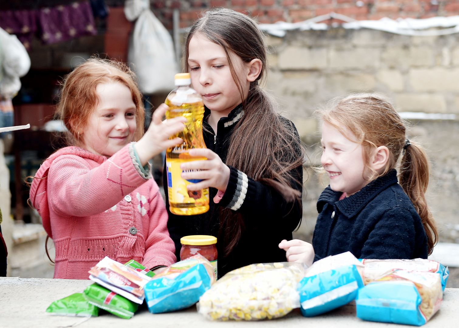 Фонд Гейдара Алиева раздал малообеспеченным семьям подарки по случаю праздника Новруз (ФОТО)