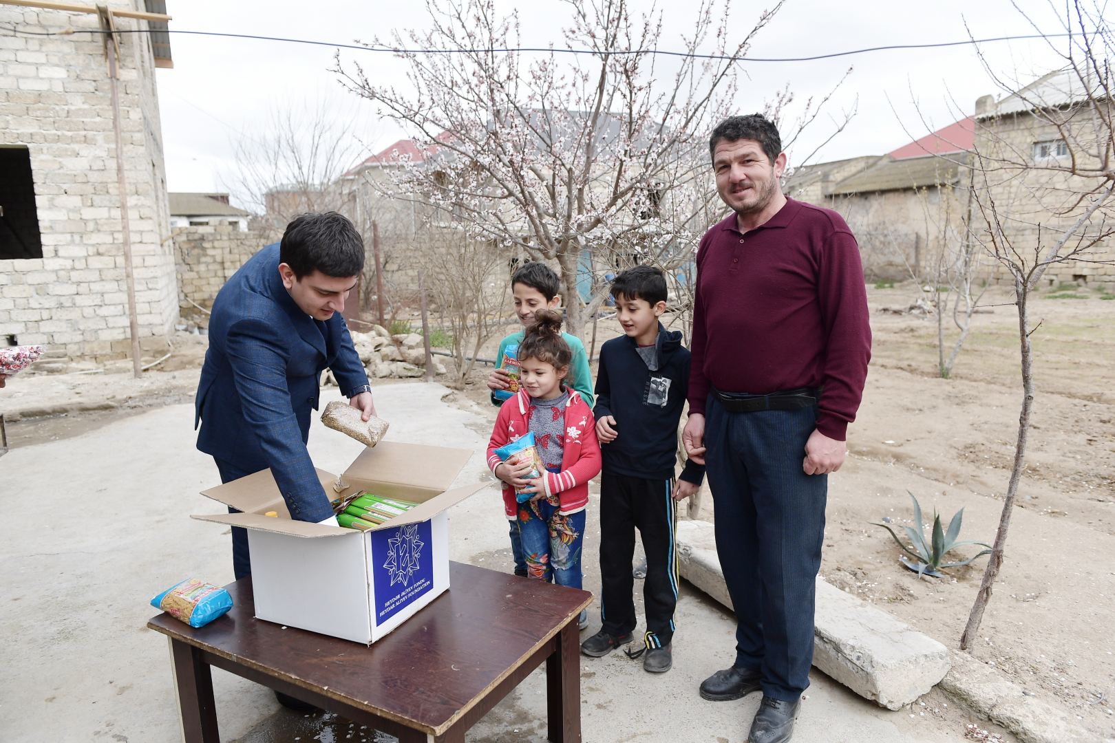 Фонд Гейдара Алиева раздал малообеспеченным семьям подарки по случаю праздника Новруз (ФОТО)