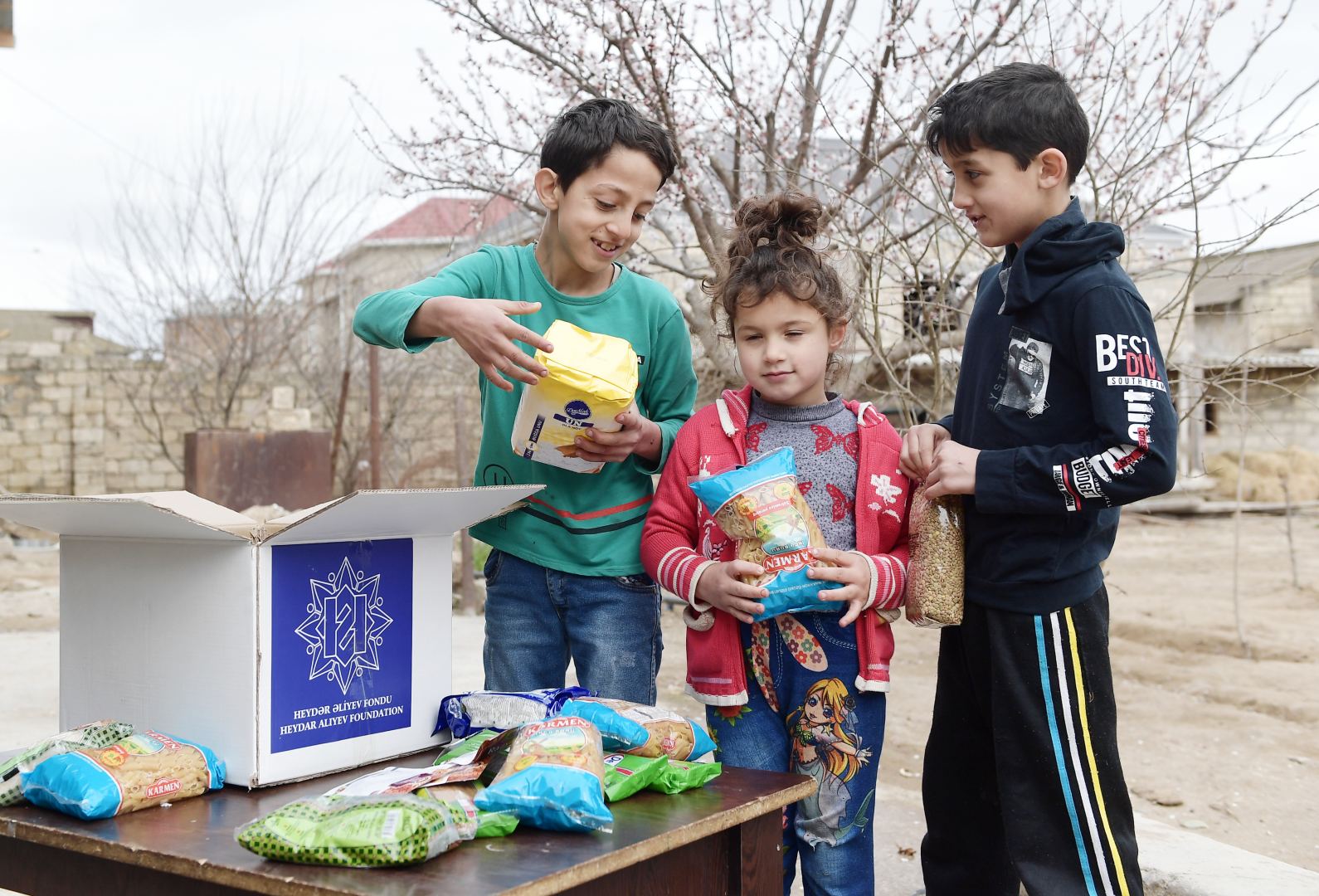 Фонд Гейдара Алиева раздал малообеспеченным семьям подарки по случаю праздника Новруз (ФОТО)