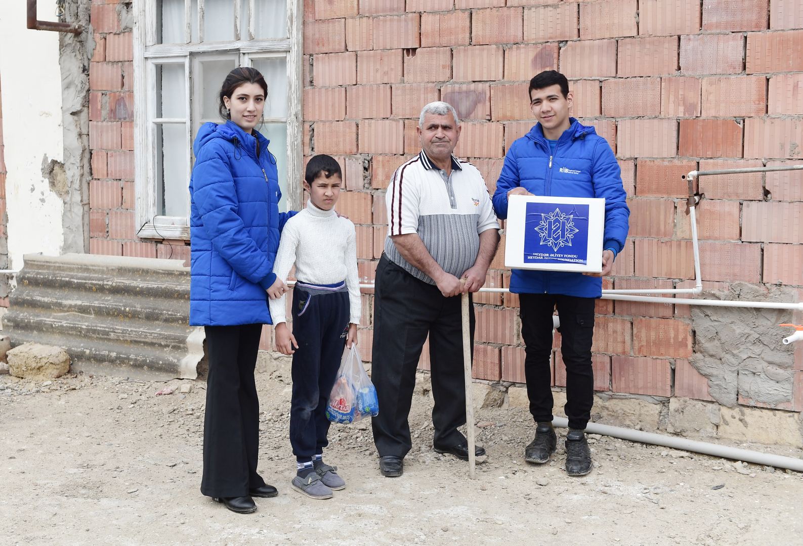 Фонд Гейдара Алиева раздал малообеспеченным семьям подарки по случаю праздника Новруз (ФОТО)