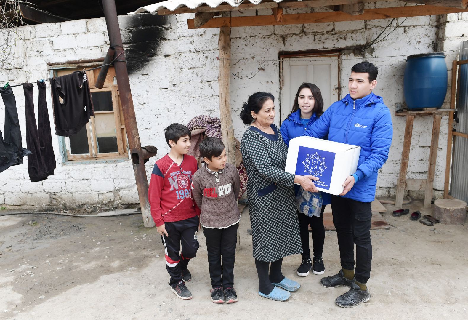 Фонд Гейдара Алиева раздал малообеспеченным семьям подарки по случаю праздника Новруз (ФОТО)