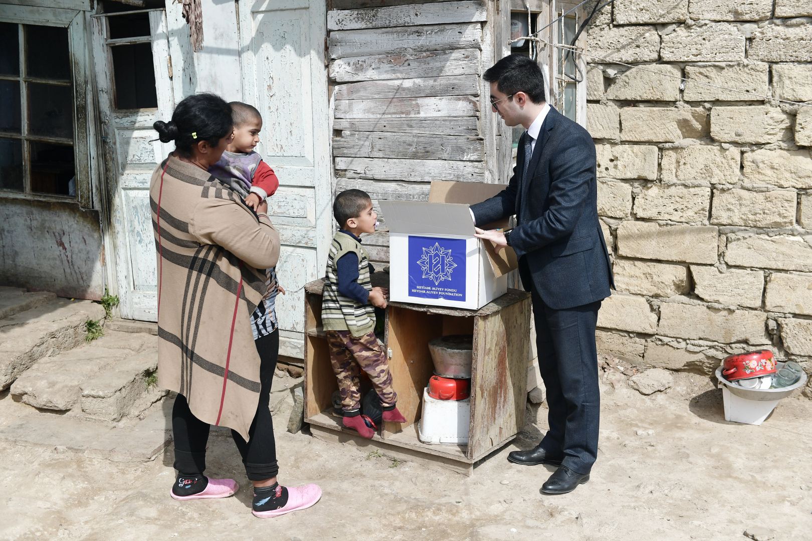 Фонд Гейдара Алиева раздал малообеспеченным семьям подарки по случаю праздника Новруз (ФОТО)
