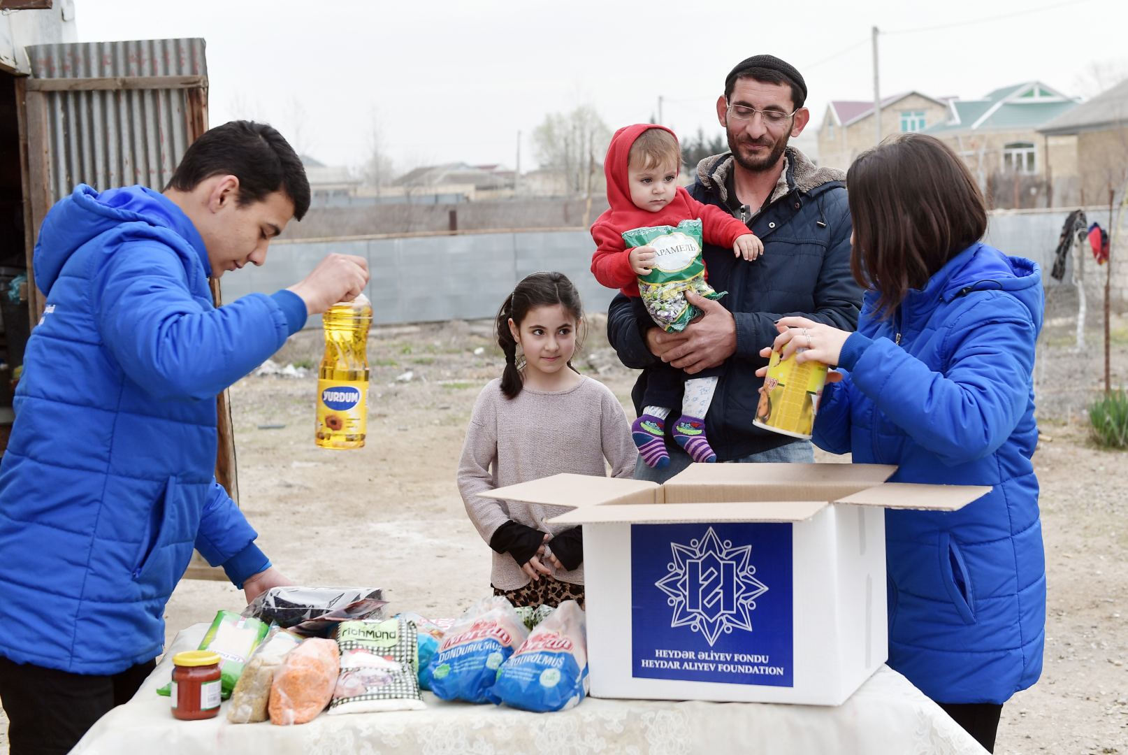 Фонд Гейдара Алиева раздал малообеспеченным семьям подарки по случаю праздника Новруз (ФОТО)