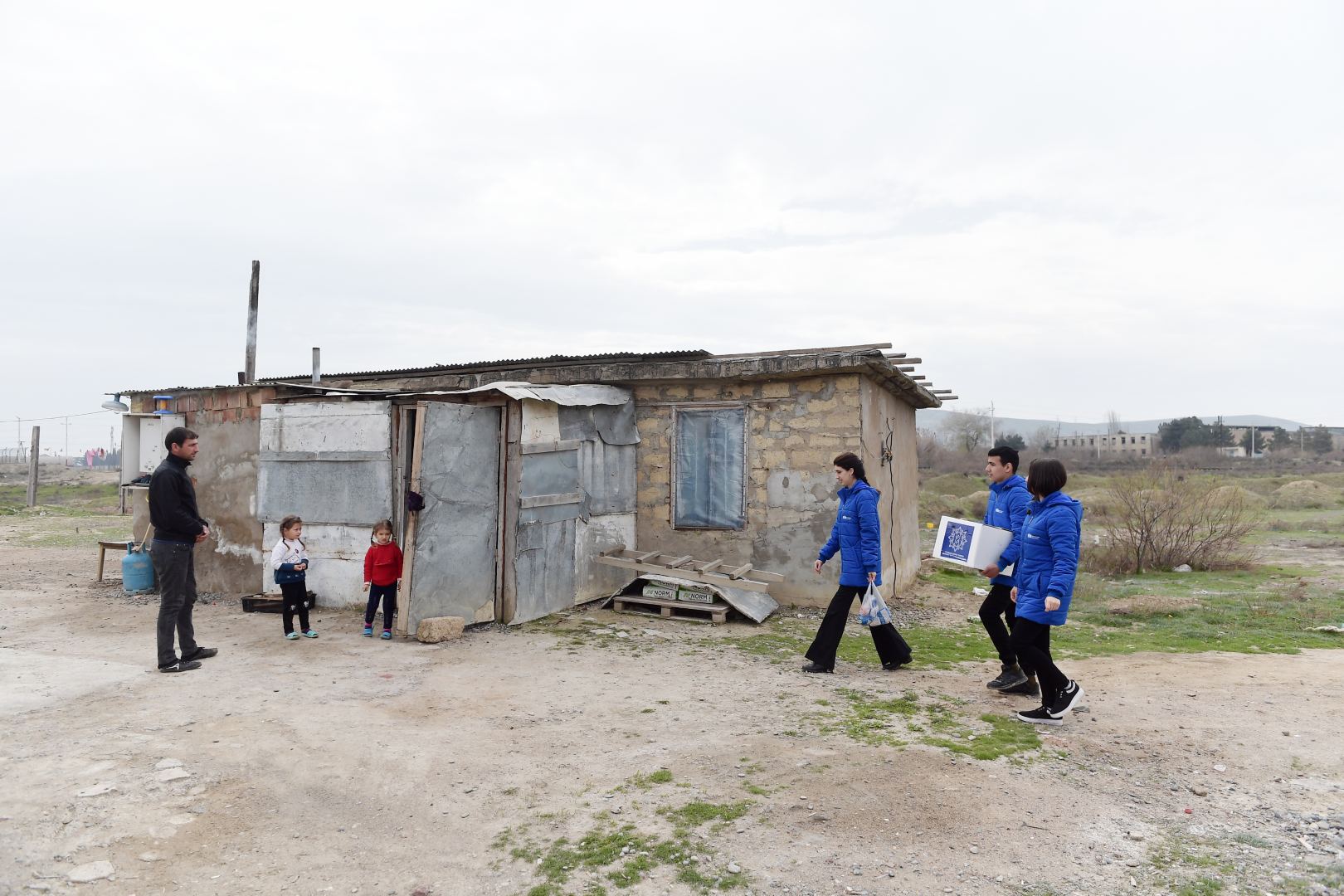 Фонд Гейдара Алиева раздал малообеспеченным семьям подарки по случаю праздника Новруз (ФОТО)