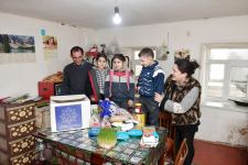 Фонд Гейдара Алиева раздал малообеспеченным семьям подарки по случаю праздника Новруз (ФОТО)