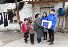 Фонд Гейдара Алиева раздал малообеспеченным семьям подарки по случаю праздника Новруз (ФОТО)