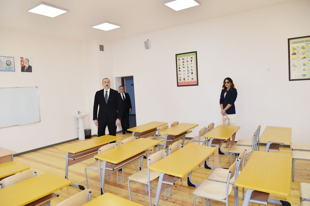 Президент Ильхам Алиев и Первая леди Мехрибан Алиева приняли участие в открытии жилого комплекса в Говсане (ФОТО/ВИДЕО) (версия 2)