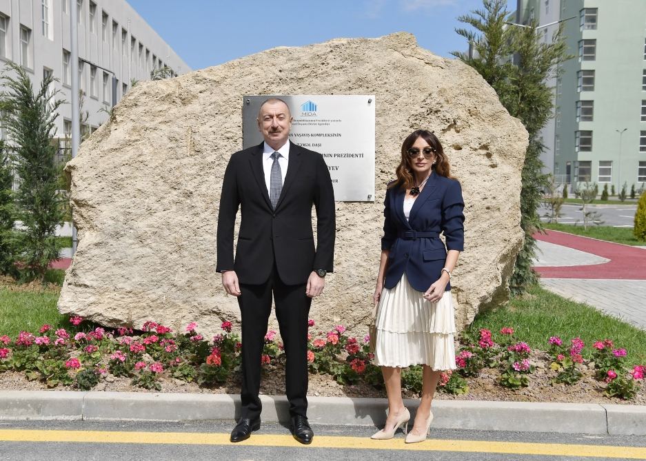 Президент Ильхам Алиев и Первая леди Мехрибан Алиева приняли участие в открытии жилого комплекса в Говсане (ФОТО/ВИДЕО) (версия 2)