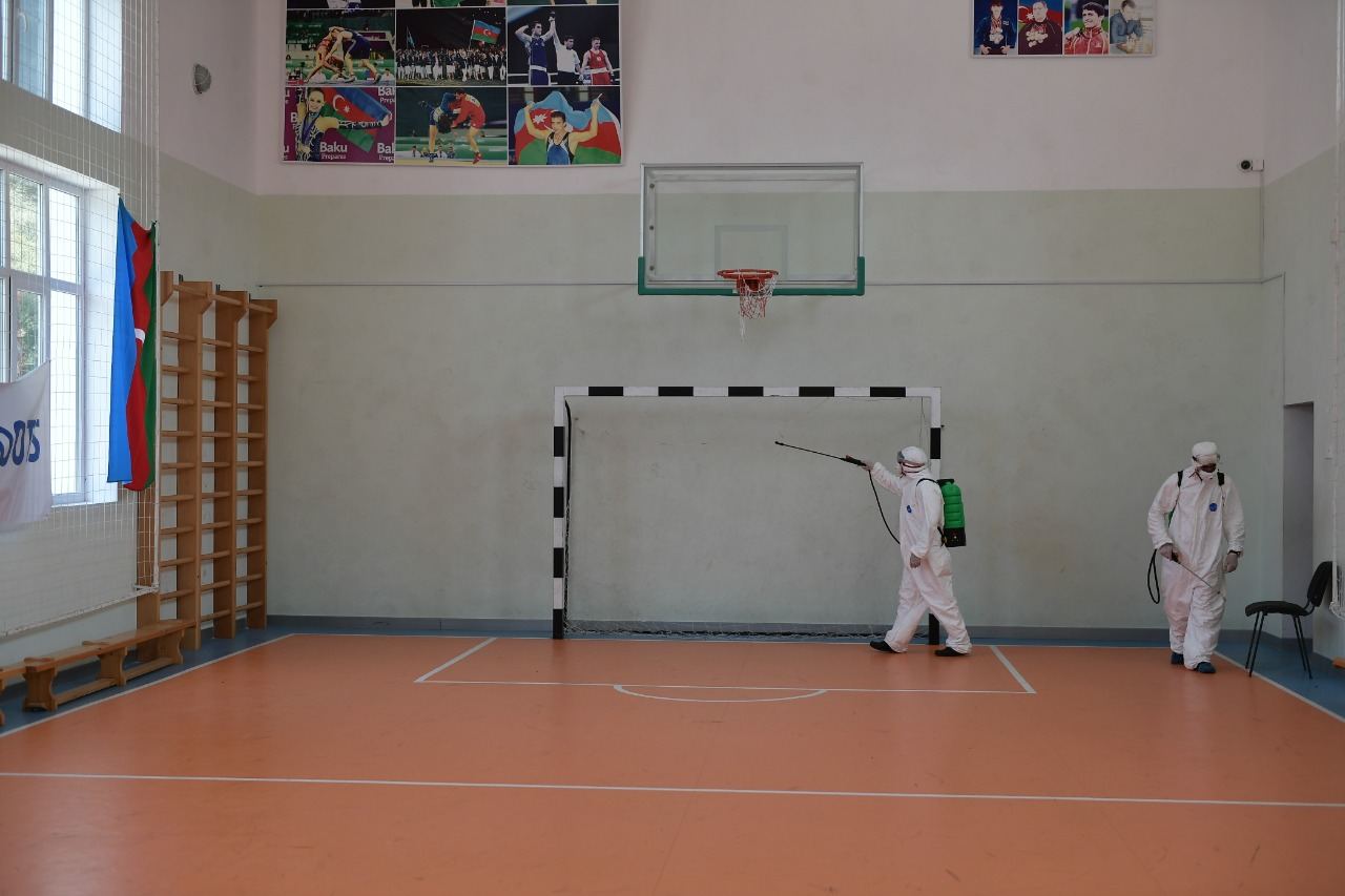 Фонд Гейдара Алиева организовал дезинфекцию ряда предприятий в поддержку работы, проводимой государством в сфере борьбы с коронавирусной инфекцией (ВИДЕО, ФОТО) (версия 2)