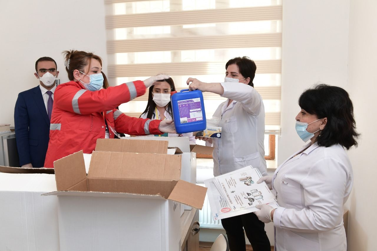 Фонд Гейдара Алиева организовал дезинфекцию ряда предприятий в поддержку работы, проводимой государством в сфере борьбы с коронавирусной инфекцией (ВИДЕО, ФОТО) (версия 2)