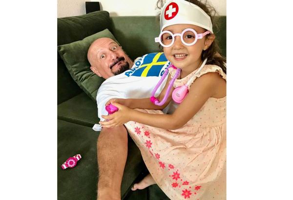 Композитор Эльчин Иманов с внучкой исполнили песню Рашида Бебутова, поддержав борьбу с коронавирусом (ВИДЕО)