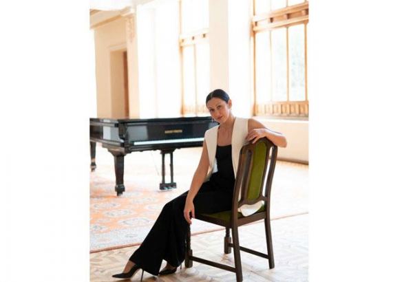 Создается впечатление, что над землей Карабаха издевались для того, чтобы причинить как можно больше боли нашему народу – народная артистка Азербайджана Камилла Гусейнова