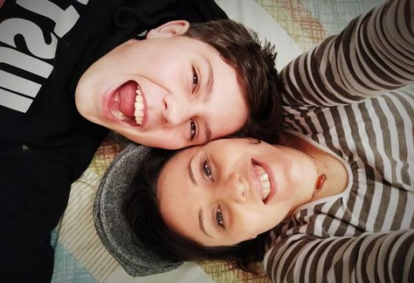 Азербайджанская актриса сочинила с сыном песню о борьбе в коронавирусом  (ВИДЕО)