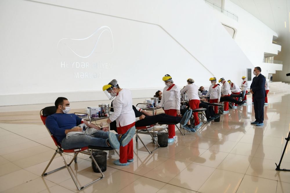 Сотрудники Фонда Гейдара Алиева и Центра Гейдара Алиева приняли участие в акции по сдаче крови (ФОТО)