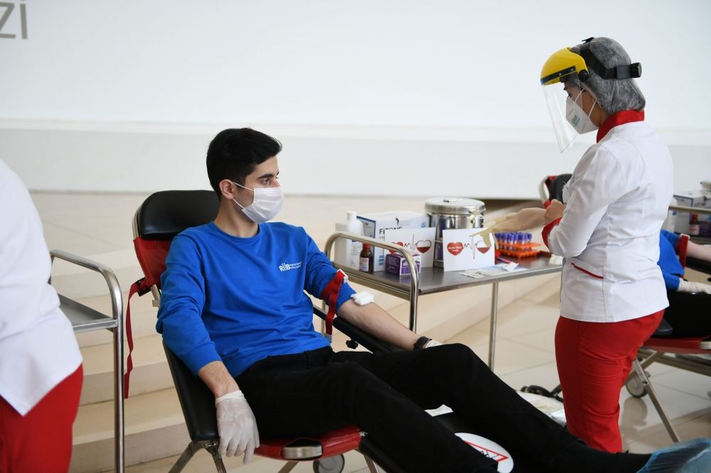 Сотрудники Фонда Гейдара Алиева и Центра Гейдара Алиева приняли участие в акции по сдаче крови (ФОТО)