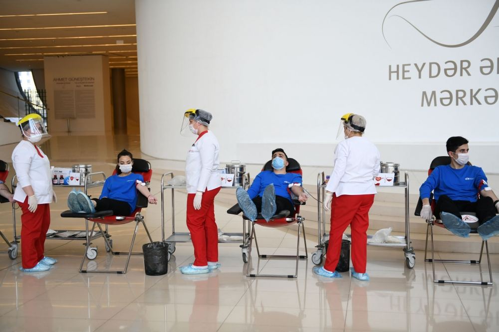 Сотрудники Фонда Гейдара Алиева и Центра Гейдара Алиева приняли участие в акции по сдаче крови (ФОТО)