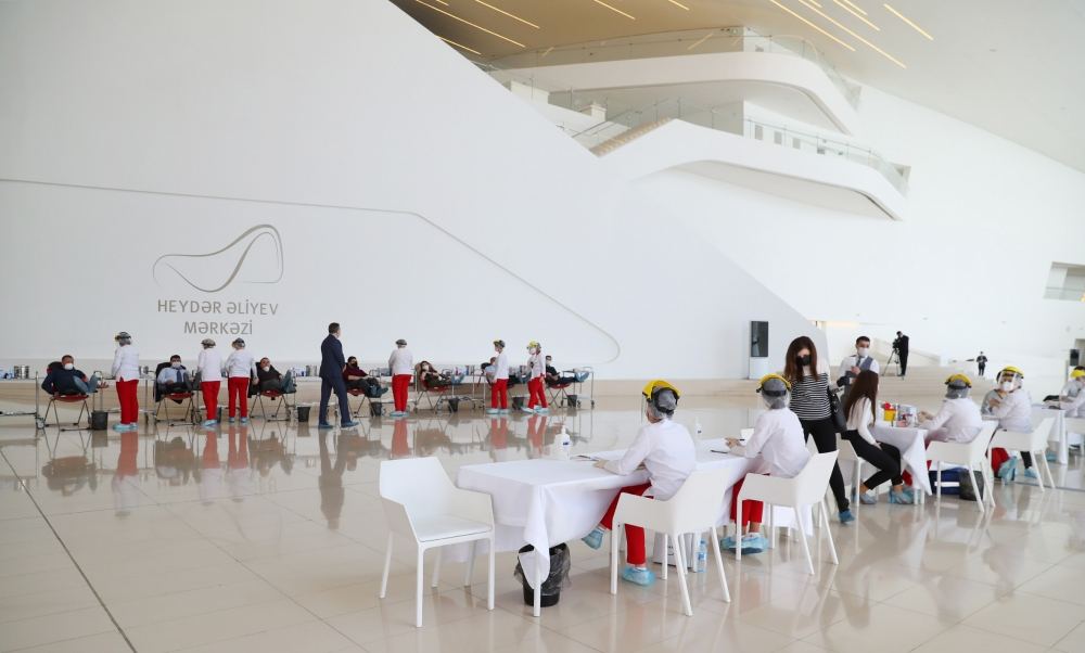 Сотрудники Фонда Гейдара Алиева и Центра Гейдара Алиева приняли участие в акции по сдаче крови (ФОТО)