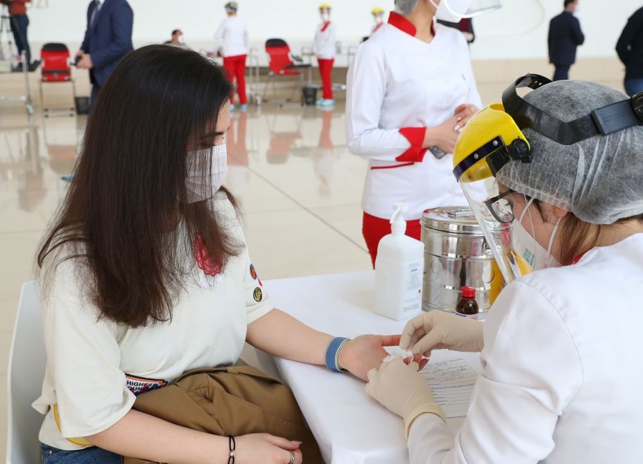 Сотрудники Фонда Гейдара Алиева и Центра Гейдара Алиева приняли участие в акции по сдаче крови (ФОТО)