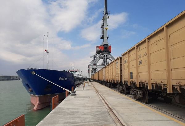 Через Бакинский порт прошел грузовой поезд из Китая
