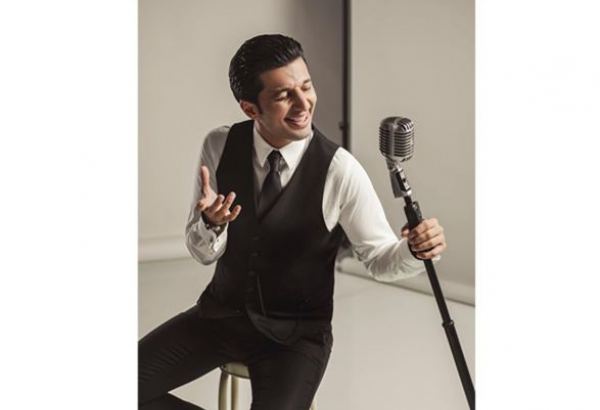 Хайям Нисанов выступил с концертом на балконе своей квартиры (ВИДЕО)