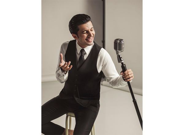 Хайям Нисанов выступил с концертом на балконе своей квартиры (ВИДЕО)