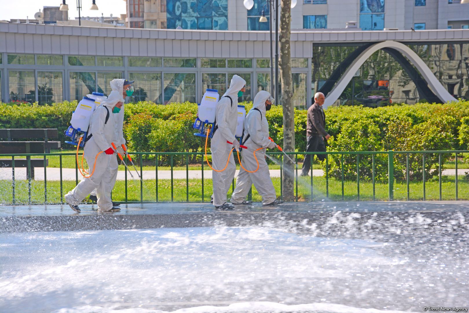 В Баку проводятся масштабные дезинфекционные работы (ФОТО)