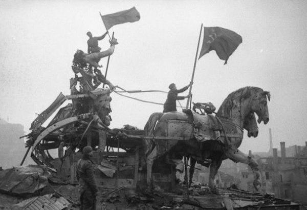 Как азербайджанские воины водрузили знамя Победы над Бранденбургскими воротами  (ФОТО)