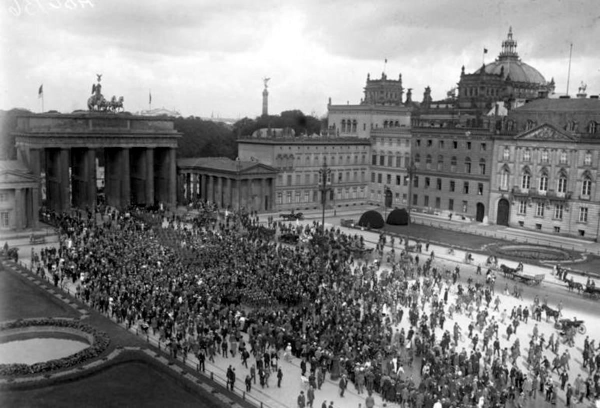 Как азербайджанские воины водрузили знамя Победы над Бранденбургскими воротами  (ФОТО)