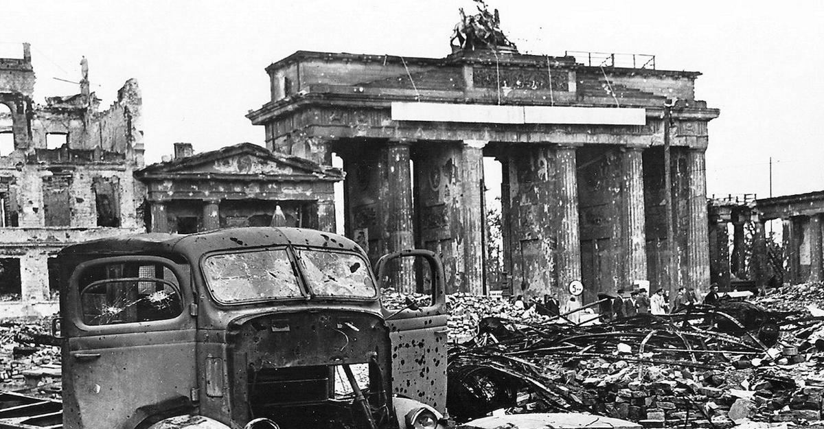 Как азербайджанские воины водрузили знамя Победы над Бранденбургскими воротами  (ФОТО)