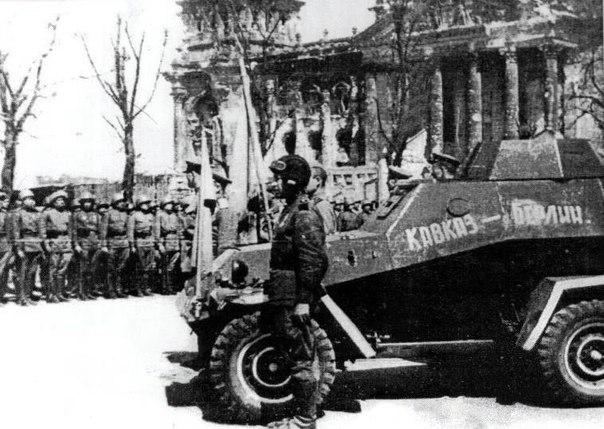 Как азербайджанские воины водрузили знамя Победы над Бранденбургскими воротами  (ФОТО)