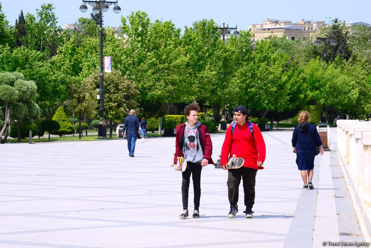 Бакинский бульвар после смягчения карантина (ФОТО)