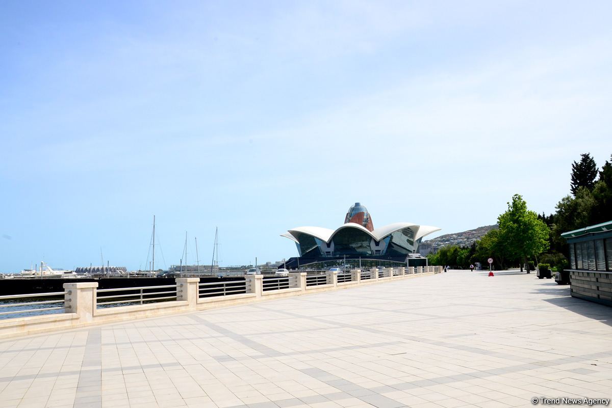 Бакинский бульвар после смягчения карантина (ФОТО)