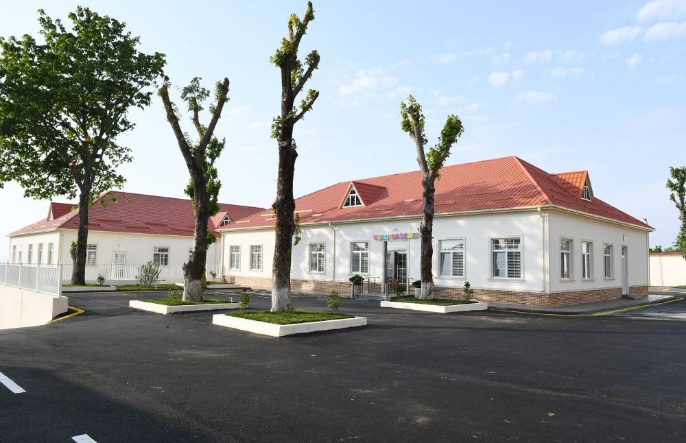 Президент Ильхам Алиев и Первая леди Мехрибан Алиева приняли участие в открытии детсада-яслей, построенного в Шамахе по инициативе Фонда Гейдара Алиева (ФОТО/ВИДЕО) (Версия 2)