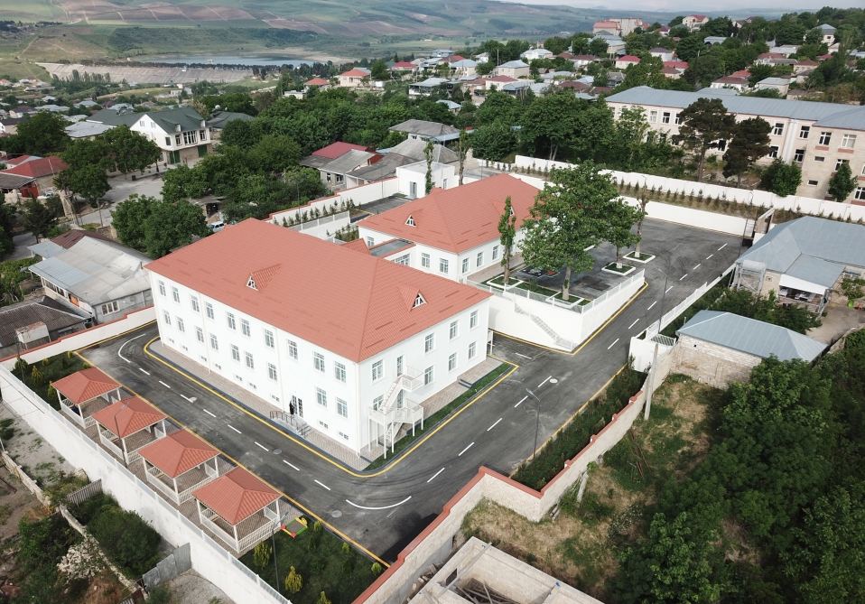 Президент Ильхам Алиев и Первая леди Мехрибан Алиева приняли участие в открытии детсада-яслей, построенного в Шамахе по инициативе Фонда Гейдара Алиева (ФОТО/ВИДЕО) (Версия 2)