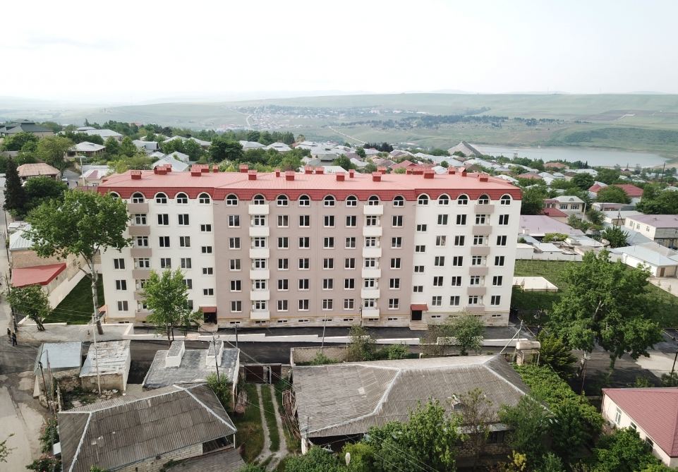 Президент Ильхам Алиев и Первая леди Мехрибан Алиева ознакомились с условиями, созданными в строящихся многоквартирных зданиях в Шамахе (ФОТО/ВИДЕО) (Версия 2)