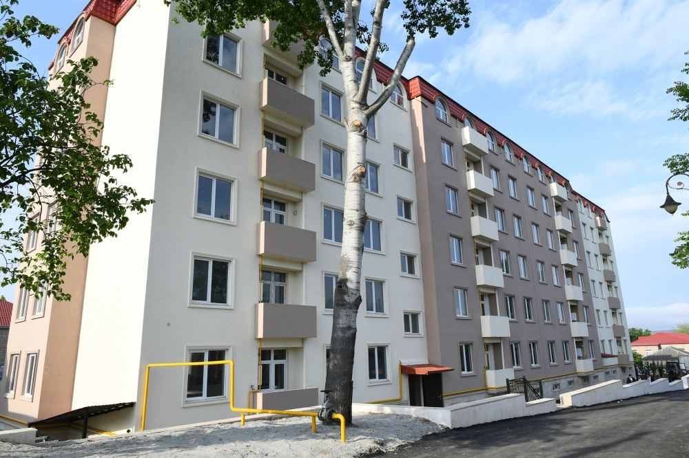 Президент Ильхам Алиев и Первая леди Мехрибан Алиева ознакомились с условиями, созданными в строящихся многоквартирных зданиях в Шамахе (ФОТО/ВИДЕО) (Версия 2)