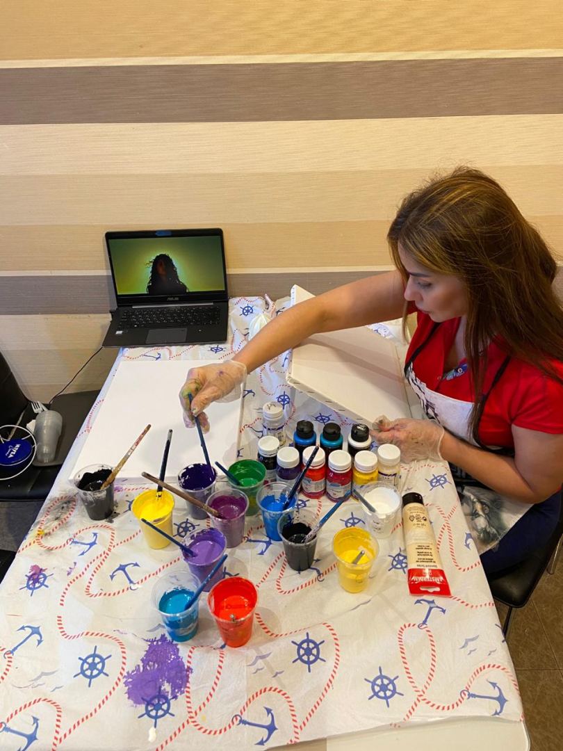 Акриловый и полимерный карантин Фарах Алиевой: Бурлящий океан, Вселенная... (ВИДЕО, ФОТО)